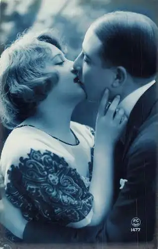 Liebesromantik Paar küsst und umarmt eng Vintage Postkarte