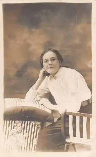 Echt Foto Frau posiert mit runder Brille Vintage Postkarte