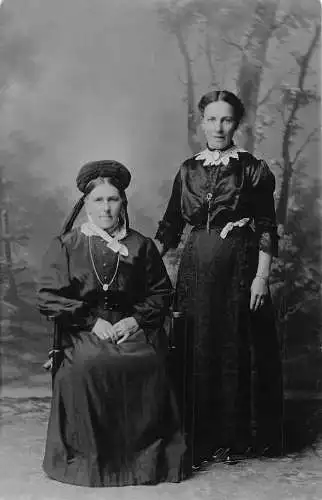 Echt Foto Alte Mutter mit Tochter in Schwarz gekleidet Vintage Postkarte