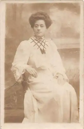Echt Foto Frau Kurzhaarfrisur und Runde Brille Weiß Kleid Vintage Postkarte