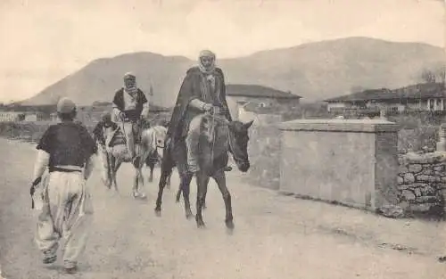B059 Albanien Typisch Albanische Figuren Männer reiten Pferde Skutari Shkodra Postkarte
