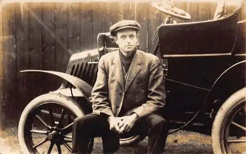 L032 Männer posieren vor einem Auto Automobil Postkarte RPPC