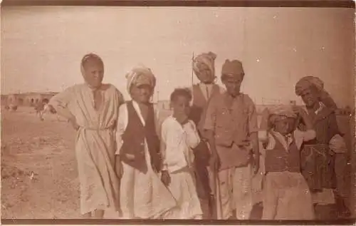 B078 Iraq Native Boys and Girl Group Cane Stick Turbans RPPC Postkarte