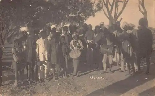 B078 Australien Doveton Ureinwohner Aborigines bei Beerdigung spielen Trommel RPPC Postkarte