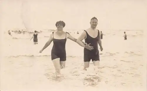 Paar kommt aus dem Meer Badeanzüge Menschen baden Vintage Postkarte