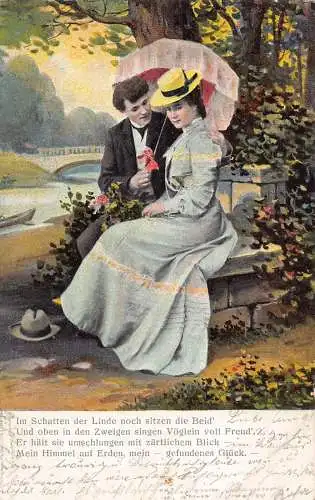 Liebesgedicht schüchternes Paar auf Bank unter Regenschirm Blumenstrauß Vintage Postkarte