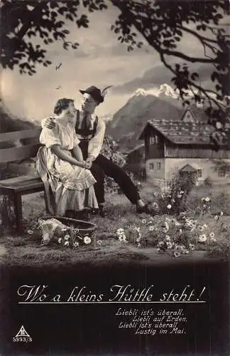 Paar tröstet sich auf Bank in der Nähe von Hütte Gänseblümchen Blumen Gedicht Liebe Romantik Postkarte