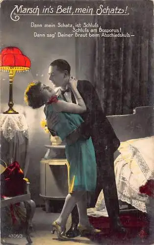 Zartes romantisches Paar tanzt im Schlafsaal My Darling Vintage Postkarte