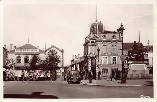 L033 Frankreich Cognac Place Francois Auto Radfahrer Echtfoto Oldtimer Postkarte