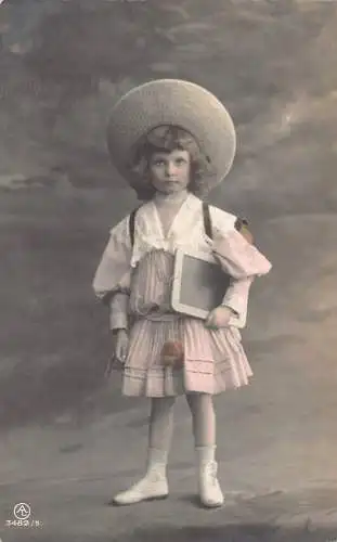 B088 Erster Schultag 1908 Mädchen in Kleid und Hutbrett RPPC Postkarte