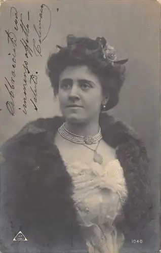 Italienische elegante Frau Pelzmantel Perlenkette Rosen Pin RPPC Postkarte