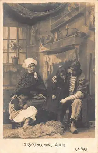 Fotomontage Fischerfamilie Kinder Fischernetz Uniformen Vintage Postkarte