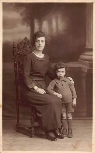 Fotomontage Mutter mit Brille Posen bei Sohn kleiner Junge Vintage Postkarte