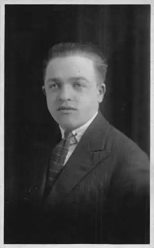 Echtfoto Portrait junger Mann im Anzug von Henry Shaw in London Postkarte