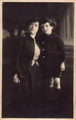 Fotomontage Ernste Mutter mit schwarzem Mantel von Sohn umarmt Postkarte