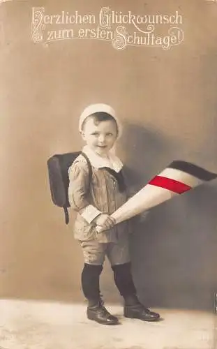 Erster Schultag 1918 Kleiner Junge in Uniform Rucksack Vintage Postkarte