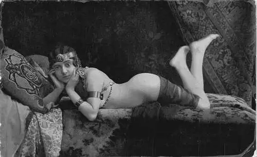 B086 Glamour Akt Risque Beauty Schmuck Liegend Vintage Postkarte