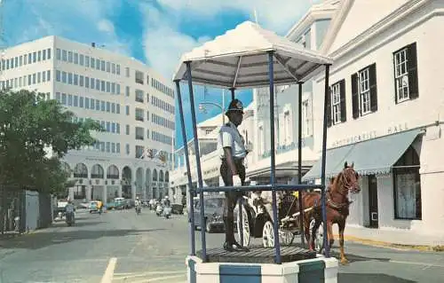 Bermuda 1974 Polizist in Bird Cafe Front und Queen Street Kutsche Postkarte