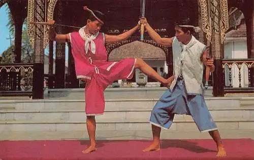 Thailand Thai Fechten mit Schwertern in beiden Händen Jungen Vintage Postkarte