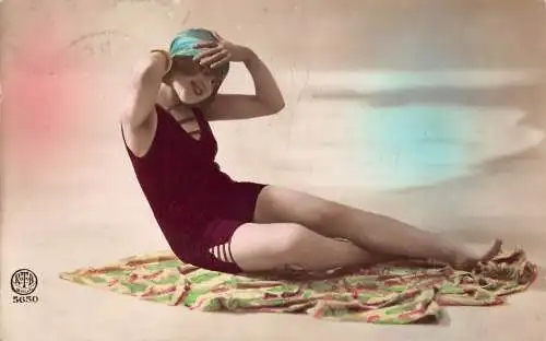 B086 Glamour Frau Schönheit im Badeanzug am Strand Fotomontage Postkarte