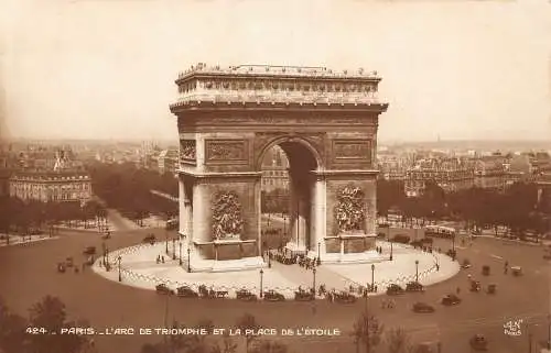 Frankreich Paris L'Arc de Triomphe et Place de l'etoile Autos Oldtimer Postkarte
