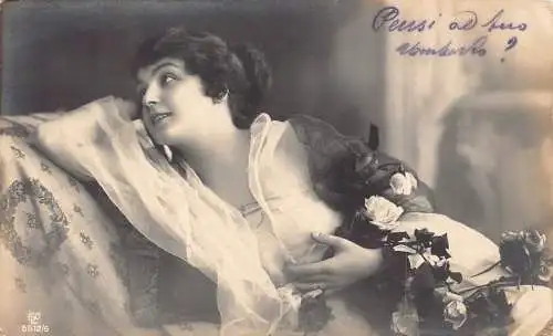 Mode Frau posiert in diffusem Kleid hält Rosen Vintage Postkarte