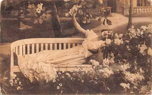 Mode 1919 Frau im langen Kleid auf Bank mit Blumen Vintage Postkarte
