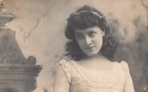Schönheit unschuldiges junges Mädchen im Kleid und elegantem Stirnband 1905 Vintage Postkarte