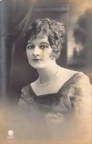 Portrait 1916 Elegante Frau mit Perlenkette 1. Weltkrieg Feldpostkarte