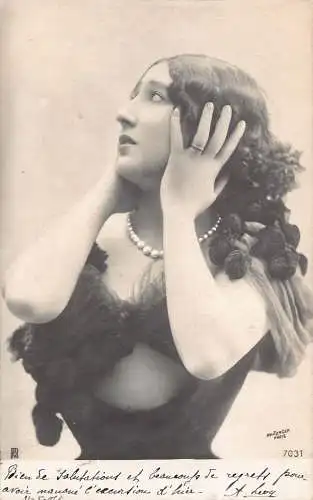 Porträt Frau, die sich verängstigt posiert Hände auf Kopf Birnen Halskette RPPC Postkarte