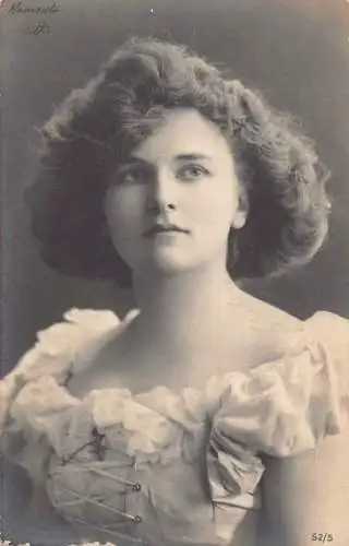 Portrait Schöne Frau mit interessanter Frisur Wegblick 1902 Postkarte