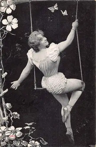 Ballerina posiert auf Schaukel im Satin Kostüm Schmetterling Blumen 1903 Postkarte
