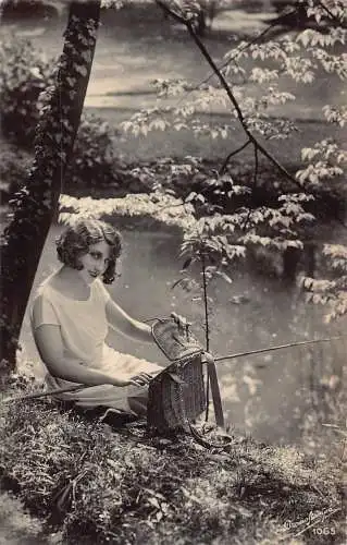 Elegante Frau mit Make-up Vorbereitung zum Angeln Vintage Postkarte