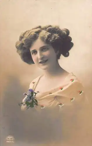 Echtfoto 1911 Frau mit Vergissmeinnicht Blumenkleid Vintage Postkarte
