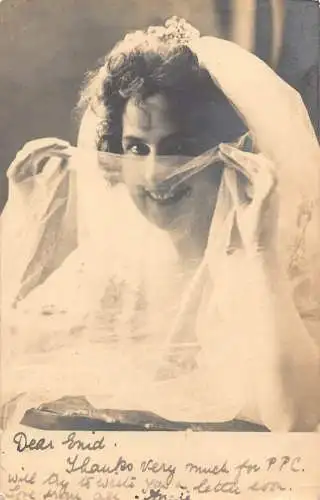 Echtfoto 1902 Frau als Braut spielt mit Schleier Vintage Postkarte