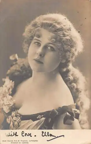 Echtfoto 1902 Frau mit lockigem Haar und Blumen im Kleid Vintage Postkarte