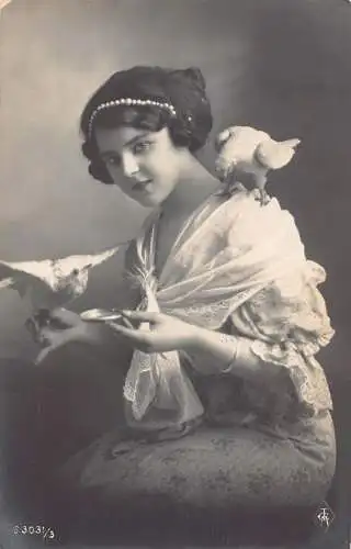Elegante Mode 1915 Verführerische Frau füttert Tauben Vintage Postkarte