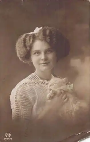 Niedlichkeit 1915 Mädchen hält schlafendes Kätzchen Vintage Postkarte