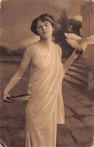 Mode 1914 Frau im griechischen Stil Kleid hält Taube Vintage Postkarte