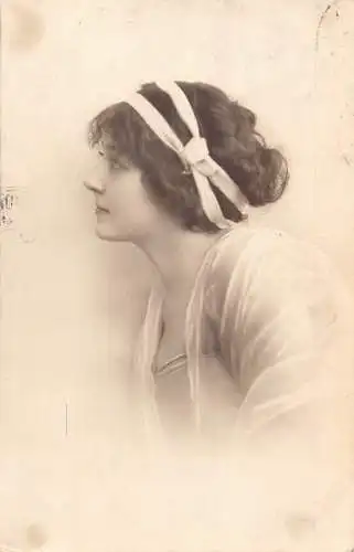 Italienische Schönheit mit Haaren in Dutt und Kopfbeuge aus Profil 1914 Postkarte