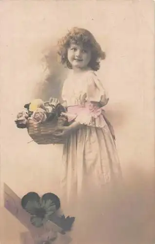 Süßes kleines Mädchen pflegende Rosen Korb Kleeblatt Vintage Postkarte