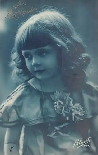 Jahrestag Portrait kleines Mädchen mit Blumen im Kleid Vintage Postkarte