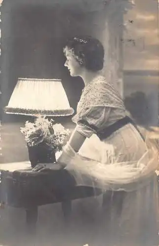 Fotomontage 1921 Frau posiert bei Lampe und Blumentopf Vintage Postkarte