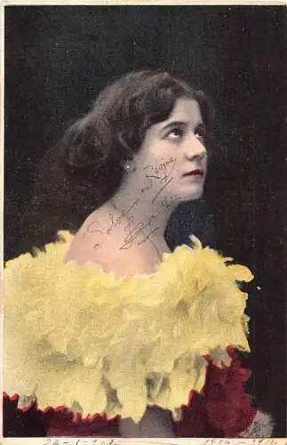 Portrait Frau posiert im gelben Federkleid Vintage Postkarte