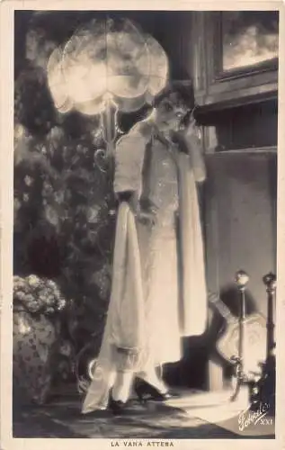 Fotomontage Frau im Glamour 20er Jahre Stil Kleid bei Lampe Postkarte