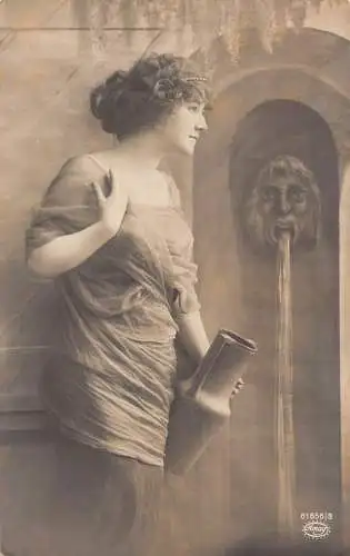 Fotomontage Frau mit Wassertopf bei Brunnenbrunnen Vintage Postkarte