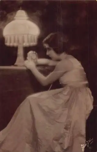 Fotomontage Frau im Satinkleid hält kleine Uhr Postkarte