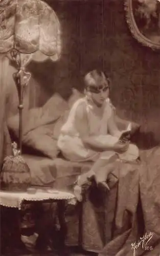Fotomontage Frau im Nachthemd und High Heels liest im Bett Postkarte