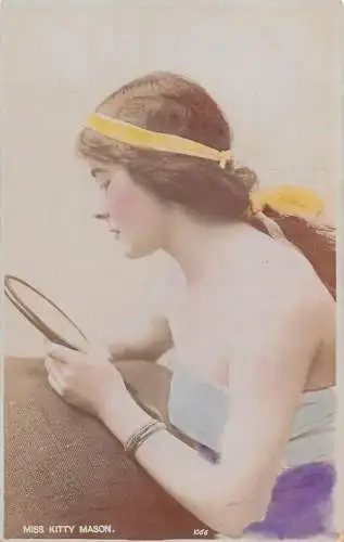 Postkarte britische edwardianische Schauspielerin Miss Kitty Mason mit Blick in den Spiegel
