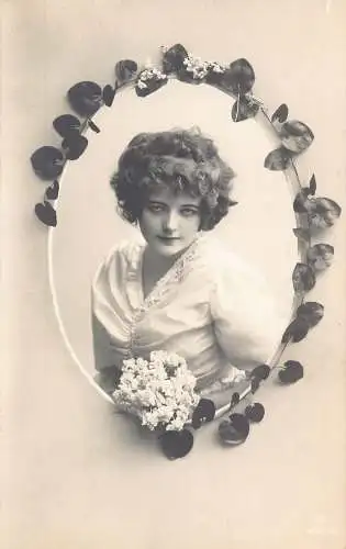 Passepartout Blumen und Blätter schöne Frau Portrait Vintage Postkarte